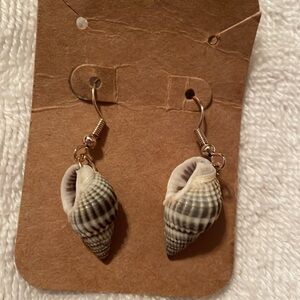 💥$10 or 3 for $15💥 Shell earrings with gold tone fish hooks NWT